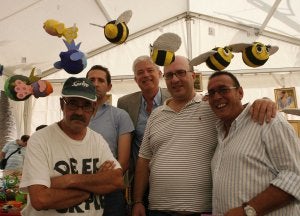 Pacientes y profesionales de salud mental estuvieron ayer en la carpa de la Acera de la Marina. / CARLOS MORET