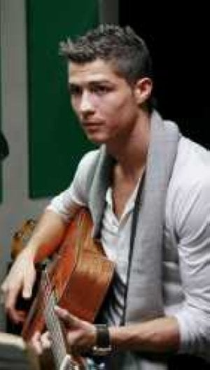 Cristiano Ronaldo prueba suerte en la canción