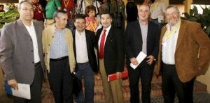 Jaúregui (segundo izqda.) posa junto a  miembros del PSOE-A y el presidente de los religiosos, Pär Axel Sählberg (dcha.). / EFE