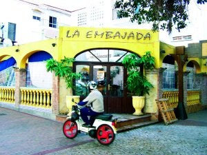 El Ayuntamiento de Nerja clausura dos bares de copas por exceso de ruido