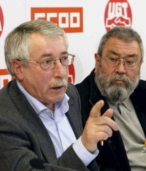 Ignacio Fernández Toxo (CC OO) y Cándido Méndez (UGT), ayer, en rueda de prensa. / EFE