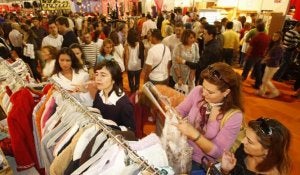 La gran afluencia de público que registró la feria hacía difícil comprar con comodidad . / ANTONIO SALAS