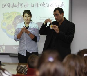 Un huevo frito de plástico les sirve a María Adriaensens y José Carlos Sánchez para explicar la célula. / ANTONIO SALAS