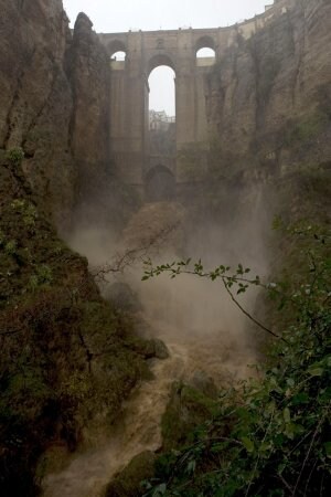 Torrente de agua en el Guadalevín cruzando el Tajo. ::                             JORGE GUERRERO