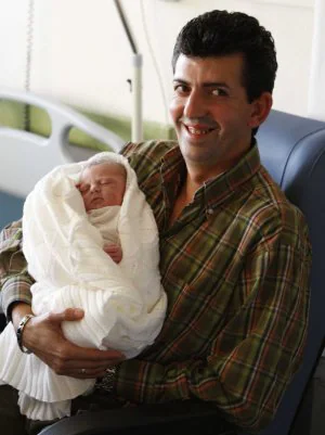 Francisco Gallego, padre primerizo, con su pequeña Eva María. ::
A.
SALAS