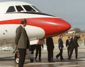 José María Aznar, a su llegada al aeropuerto de Sondika, en una visita a Bilbao el 8 de febrero de 2000. ::
J. L. NOCITO