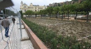 En los parterres de Pedro Luis Alonso ya se han plantado las distintas variedades de rosales, que transformarán el entorno. ::
CARLOS MORET