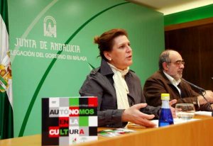 La consejera de Cultura, Rosa Torres, junto al secretario general de UPTA-A, Isidoro Romero. ::                             SUR