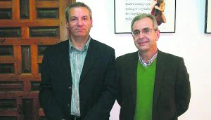 El conferenciante, Luis Valero, y el decano de la Facultad de Psicología, Julián Almaraz. ::   FOTOS: BEATRIZ HERRERA