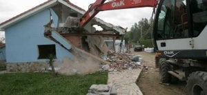 La actuación de los agentes de la Guardia Civil y de la Fiscalía está ampliando y reactivando los expedientes de demolición de casas realizadas fuera de la ley. ::
SUR