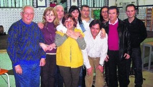 El presidente de la peña Alfonso Ruiz (segundo por la derecha) junto a algunos miembros de su junta directiva.