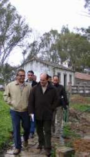 Vaca visita la Casa Convento Almoraima para conocer los cambios