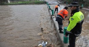 El río Guadaiza se desbordó en la madrugada del lunes en su tramo finalL y anegó varias casas de la zona de Cortijo Blanco. ::
JOSELE-LANZA