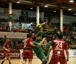 Trivundza trata de ceder el balón a Baena. ::
BALONMANOANTEQUERA.COM