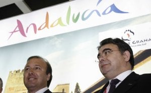 Mesquida, junto a Rafael Centeno, durante el recorrido que hizo por el expositor de Andalucía en la ITB de Berlín. ::                             SALVADOR SALAS