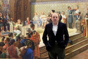 Alfredo Taján, ante una de las obras que se exponen en el Museo del Patrimonio, donde está la sede del IML. ::
ANTONIO SALAS