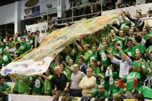 Seguidores del Antequera, durante la Copa del Rey. ::
SUR