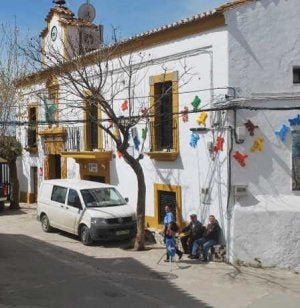 La mayoría de los vecinos y vecinas conocían que su alcalde de había ausentado. ::
PLT