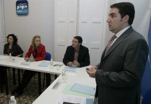 Bendodo y Salido, en una reunión de los populares. ::
SUR