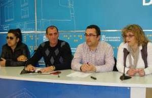 Los padres de Salva Cortés y la madre de Sandra Palo, ayer. ::
SUR