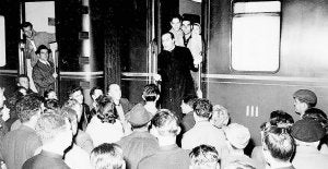 1964. Un sacerdote da una charla a un grupo de emigrantes antes de subir al tren. ::
SUR