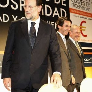 Mariano Rajoy, José María Aznar y Rodrigo Rato en la presentación del libro. ::
J. R. LADRA