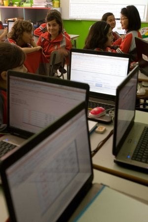 Los alumnos del colegio El Pinar elaboran un tema en común en el portátil. ::                             ANTONIO SALAS