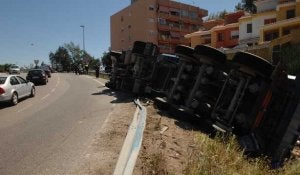 Un camión vuelca en una vía de acceso desde la A-7