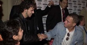 (Izquierda) Diego Arjona junto al actor Jean Claude Van Damme. (Derecha) El humorista en 'El club del chiste'. ::
CEDIDA
