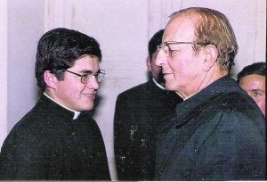 Discípulo y 'maestro'. Un joven Patricio Cerda con Marcial Maciel, en Chile, en 1985.
