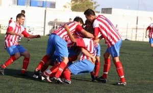 Los jugadores del Juval celebran ayer uno de los dos goles ante el Imperio. ::
JUAN MARTÍN