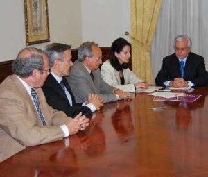 El subdelegado del Gobierno recibió esta semana a representantes de los colegios afectados. ::
SUR