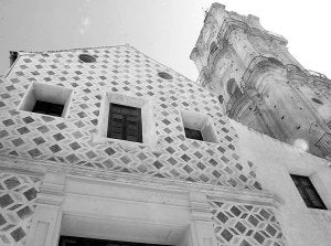 Pinturas y torre de ladrillo visto