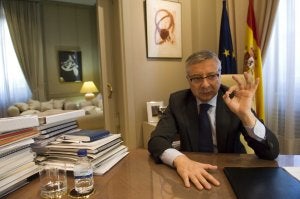 El ministro José Blanco gesticula en un momento de la entrevista. ::
MATÍAS NIETO