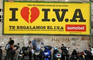 Muchas empresas utilizan estos días el reclamo del IVA como estrategia de marketing, como es el caso de Sumobel. ::                             ÁLVARO CABRERA