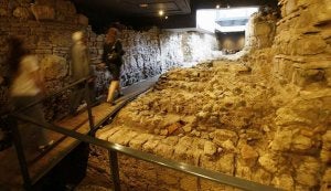 La intervención más reciente sobre la muralla se ha realizado en el hotel Posada del Patio, donde se ha integrado y se puede visitar en los bajos del edificio. ::
SALVADOR SALAS