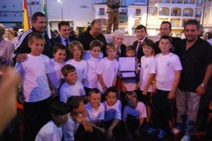 José A.
PASCUAL, EN EL CENTRO, JUNTO A LOS JUGADORES.
::
E. CABEZAS