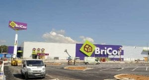 ültimos retoques ante la inminente apertura de Bricor el nuevo centro comercial perteneciente a El Corte Inglés. ::
SUR
