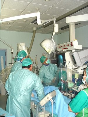 El Clínico implanta a ancianos la válvula aórtica sin tener que operarlos a corazón abierto