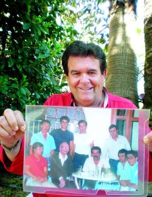 Cristóbal González, autor del libro, muestra una foto de Brenan con gentes del pueblo. :: J. J. B.