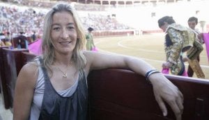 Mari Paz Vega en el callejón de La Malagueta, durante una corrida de toros de la feria. ::                             ÁLVARO CABRERA