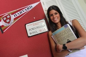 Naiara Recatalá posa con el libro de Historia, donde ha sacado un diez en Selectividad. ::
CARLOS MORET