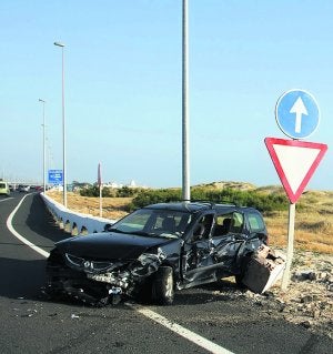 El automóvil accidentado en la carretera de San Fernando-Cádiz. ::
M. G.