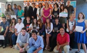 Los estudiantes galardonados del instituto de La Cala del Moral, ayer junto a varias autoridades. ::
E.CABEZAS