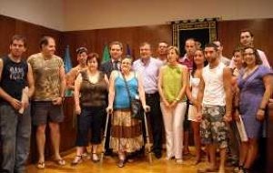 Benítez y Vargas, con los adjudicatarios de las viviendas. :: J.J.B.
