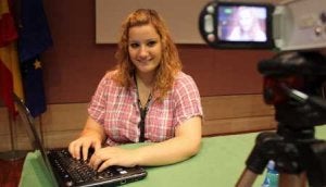 Cristina Grijalba se graba a sí misma contando sus experiencias para subirlas a YouTube. ::
CARMEN MARTÍN