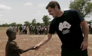 Iker Casillas estrecha la mano de un niño, antes de jugar un partido con un grupo de chicos de Sanambele (Malí), a iniciativa de una ONG. ::
EFE