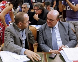 Carles Campuzano (izda.), de CiU, y Emilio Olabarría (dcha.), del PNV, antes del inicio de la reunión de la Comisión de Trabajo del Congreso. ::
EFE