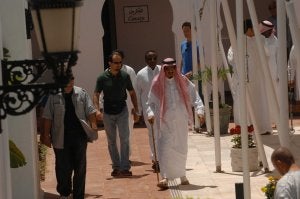 El príncipe Salman acude al rezo de los viernes en la mezquita.::                             J-LANZA