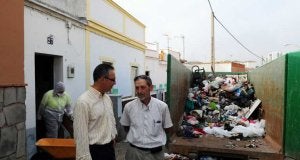 El Ayuntamiento comienza a limpiar la casa de un afectado por el síndrome de Diógenes
